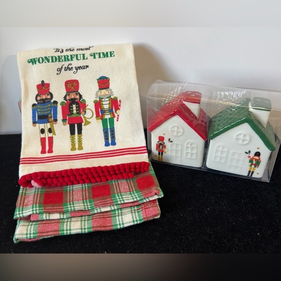 Holiday Nutcracker Kitchen Towel 2 count with decorative salt and pepper shaker - Picture 1 of 5